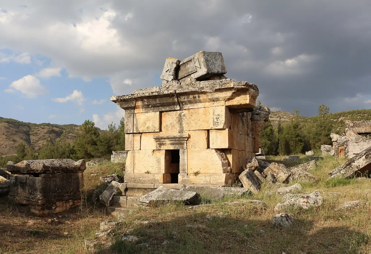 Tombe en forme de maison dans la nécropole de Hiérapolis