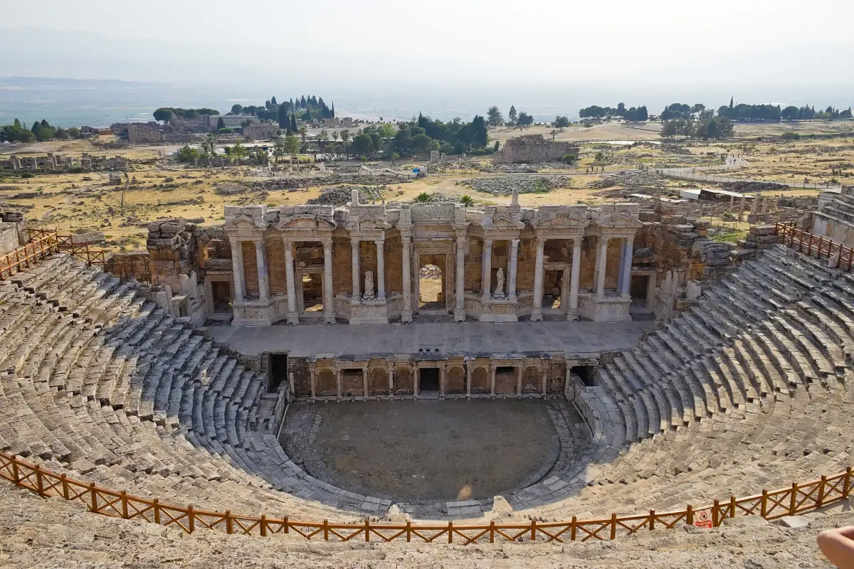 Les gradins et la scène du théâtre de Hiérapolis
