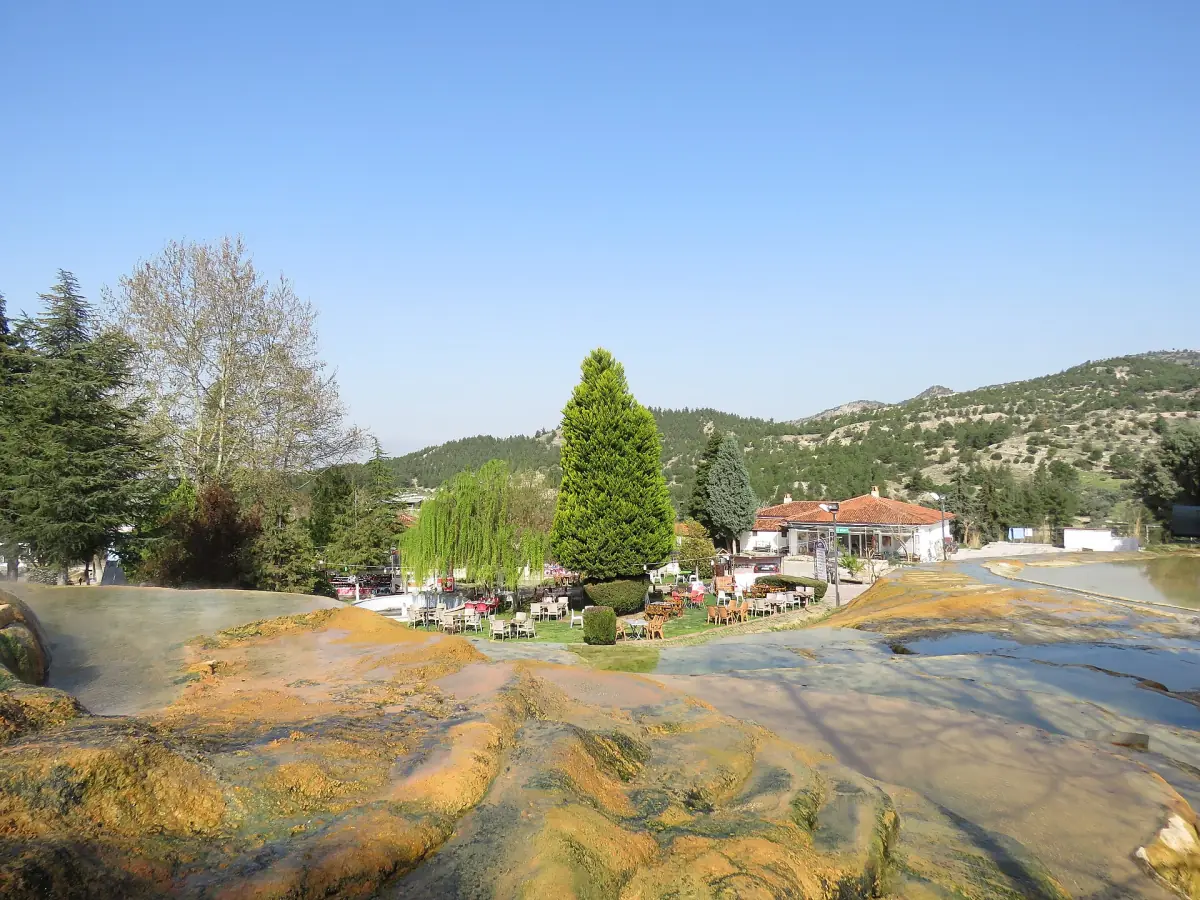 Dépôts rouges et orange à la source rouge de Karahayıt