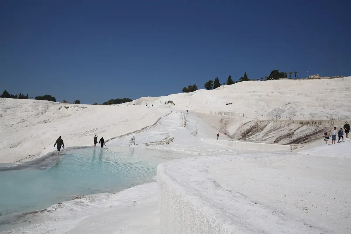 Visiteurs marchant pieds nus sur les travertins