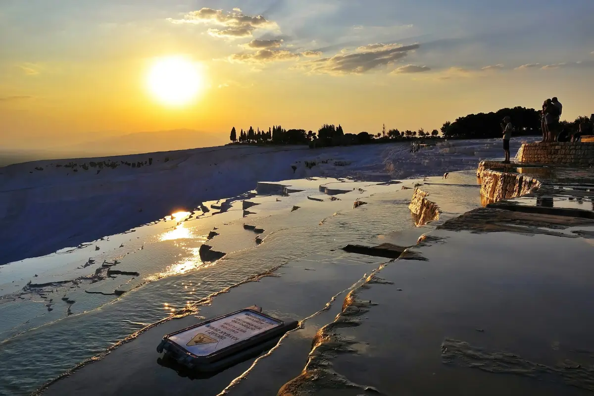 Coucher de soleil sur les bassins de travertin