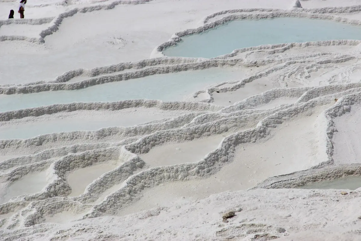 Les terrasses de travertin de Pamukkale au printemps