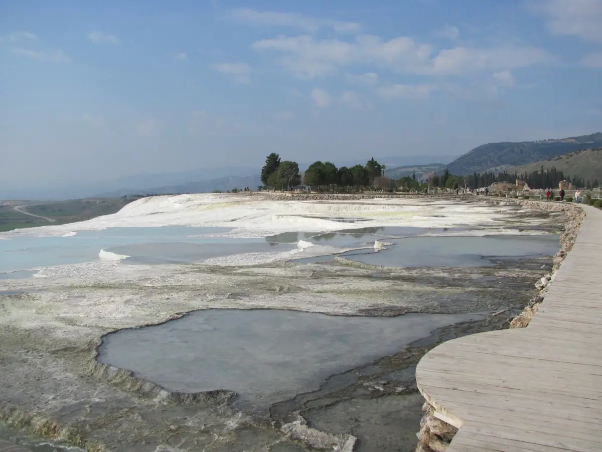 Bassins de travertin peu profonds et chemin qui les longe