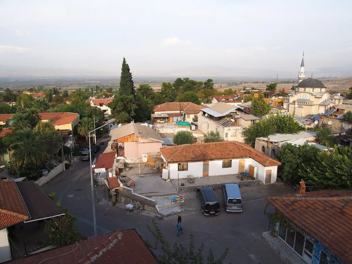 Le village de Pamukkale vu d’en haut