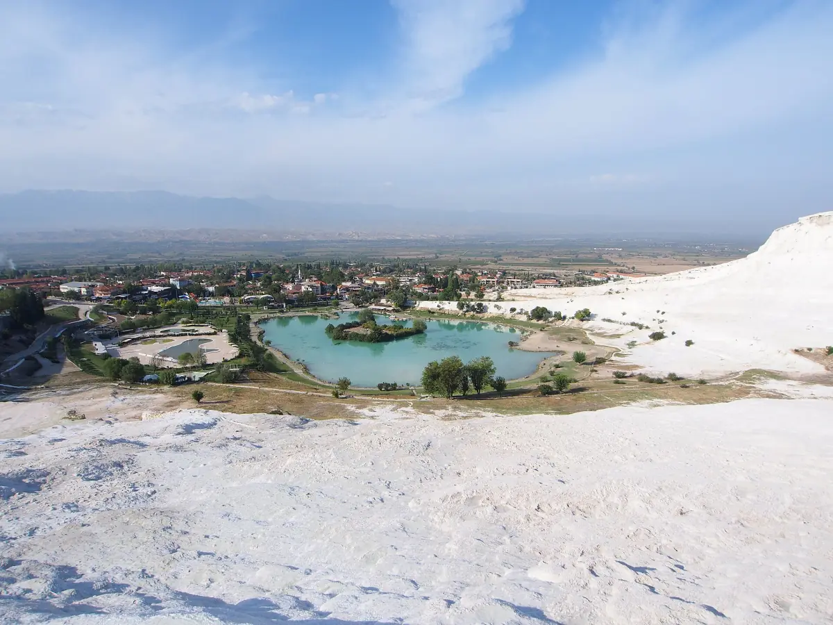 Le village de Pamukkale vu depuis les travertins
