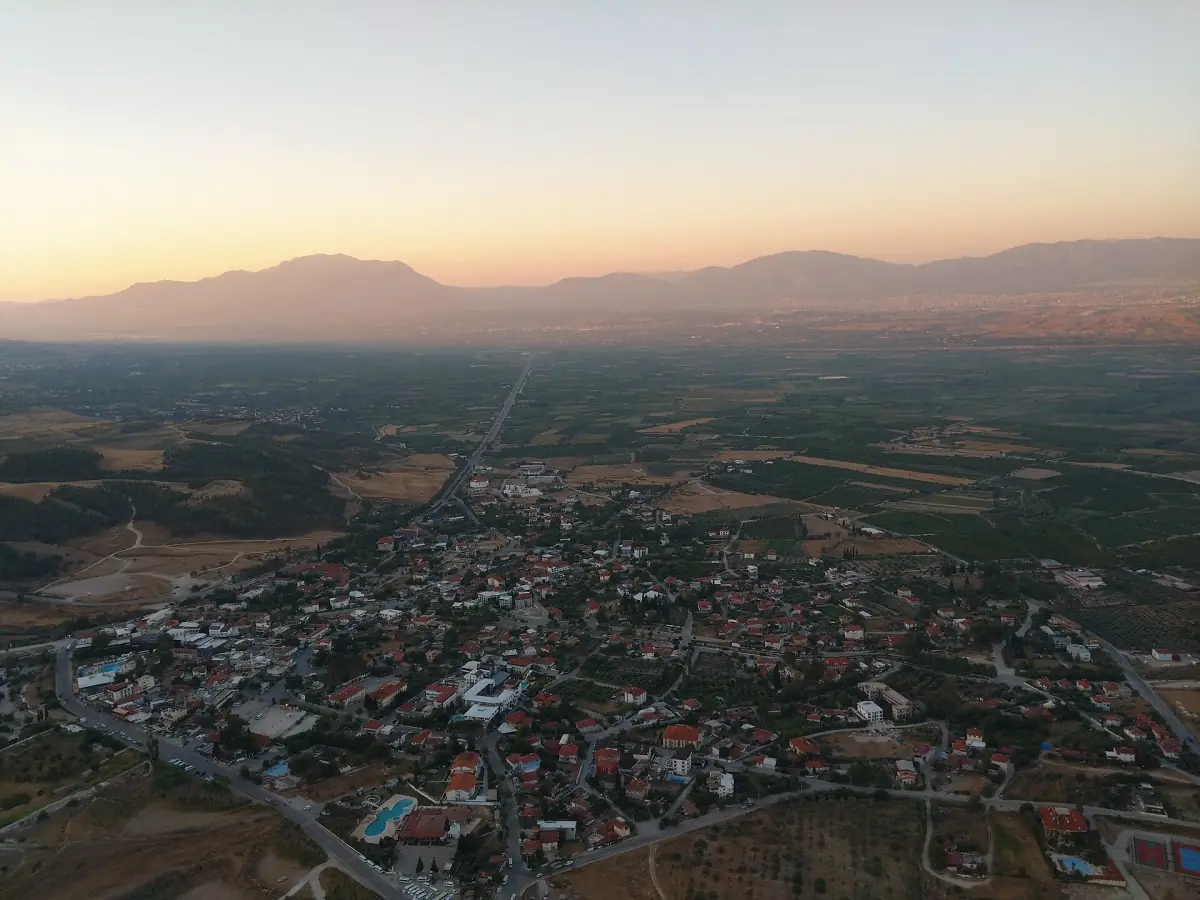 Le village de Pamukkale et la plaine vus depuis une montgolfière